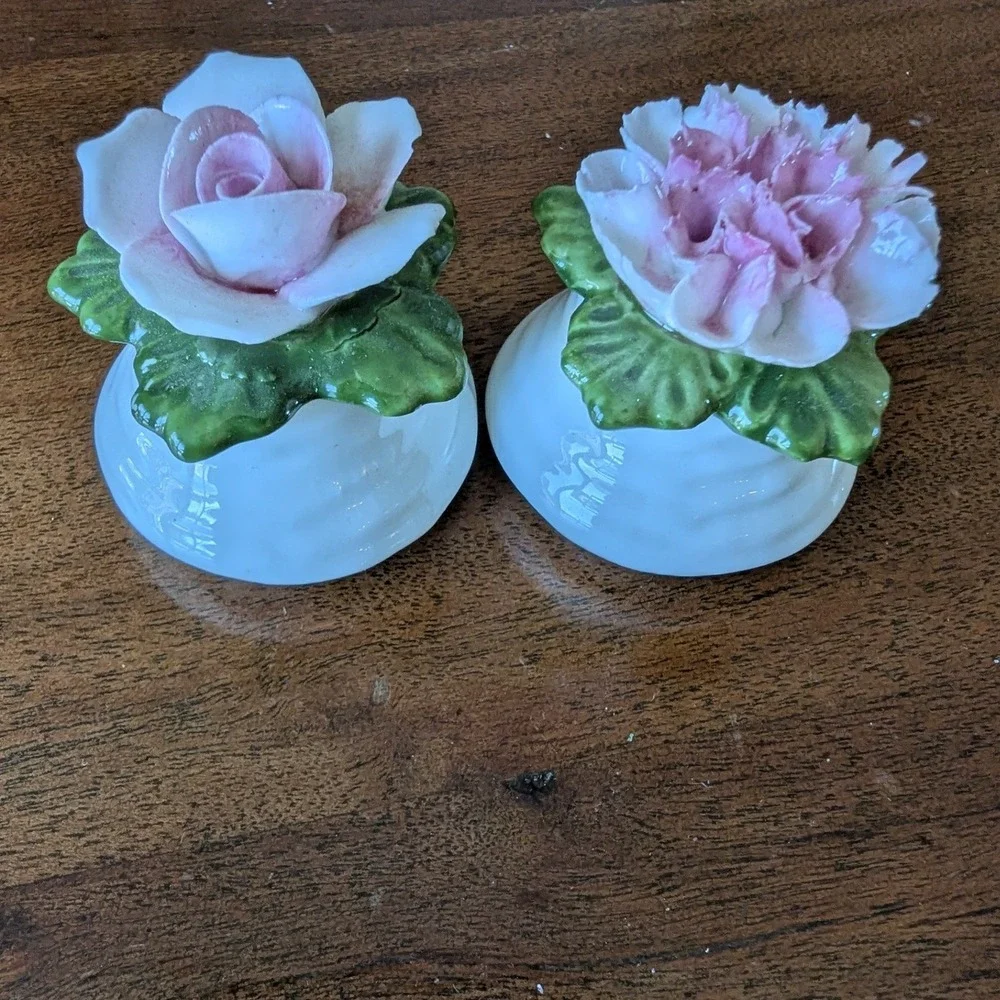Vtg Aynsley Small Salt & Pepper‎ Shakers Pink Floral Bone China English Cottage